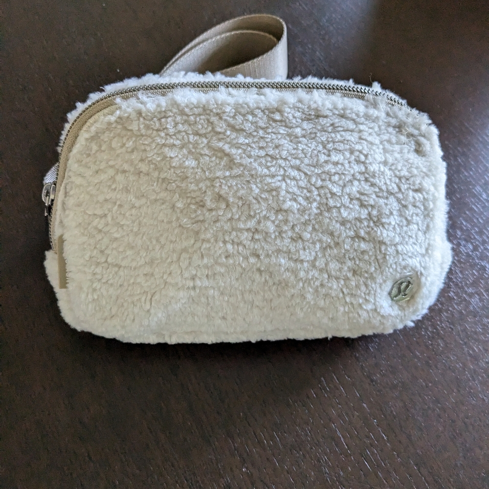 Lululemon Sherpa Belt Bag